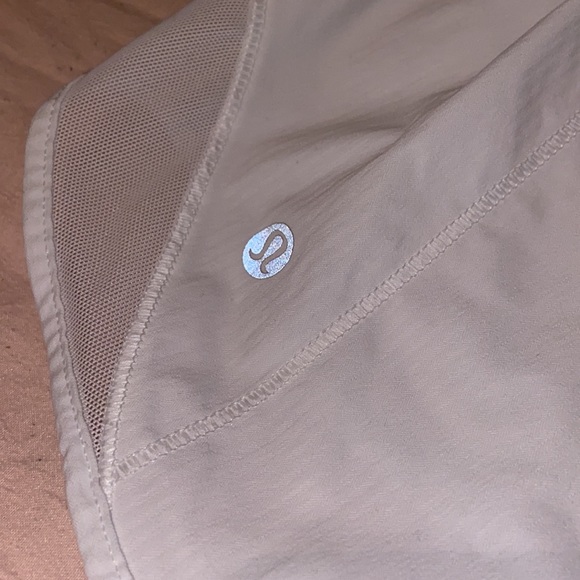 Lululemon Hotty Hot white shorts with drawstring - Picture 3 of 5
